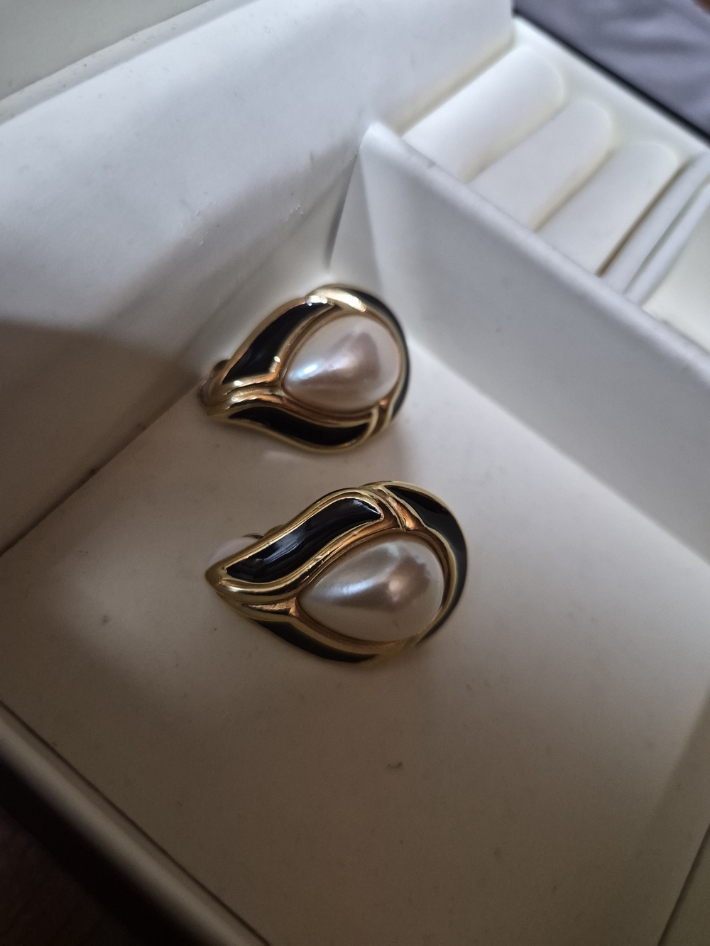 GORGEOUS!! Vintage Givenchy Gold and Black Pearl Teardrop Clip-On Earrings